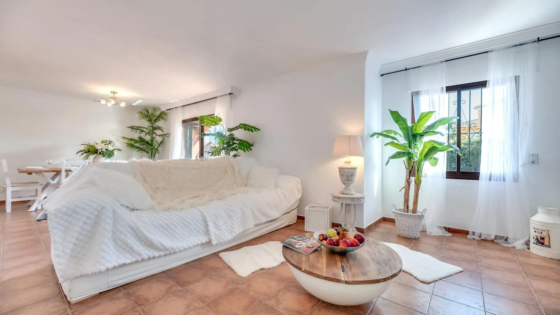 Classic 5 Bdrm Andalucian Villa W Pool & Sea View Marbella Apartment