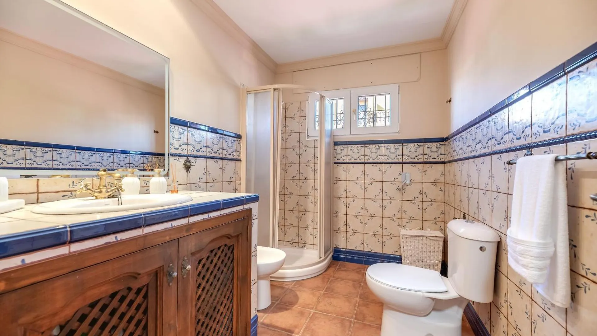 Classic 5 Bdrm Andalucian Villa W Pool & Sea View Marbella Apartment