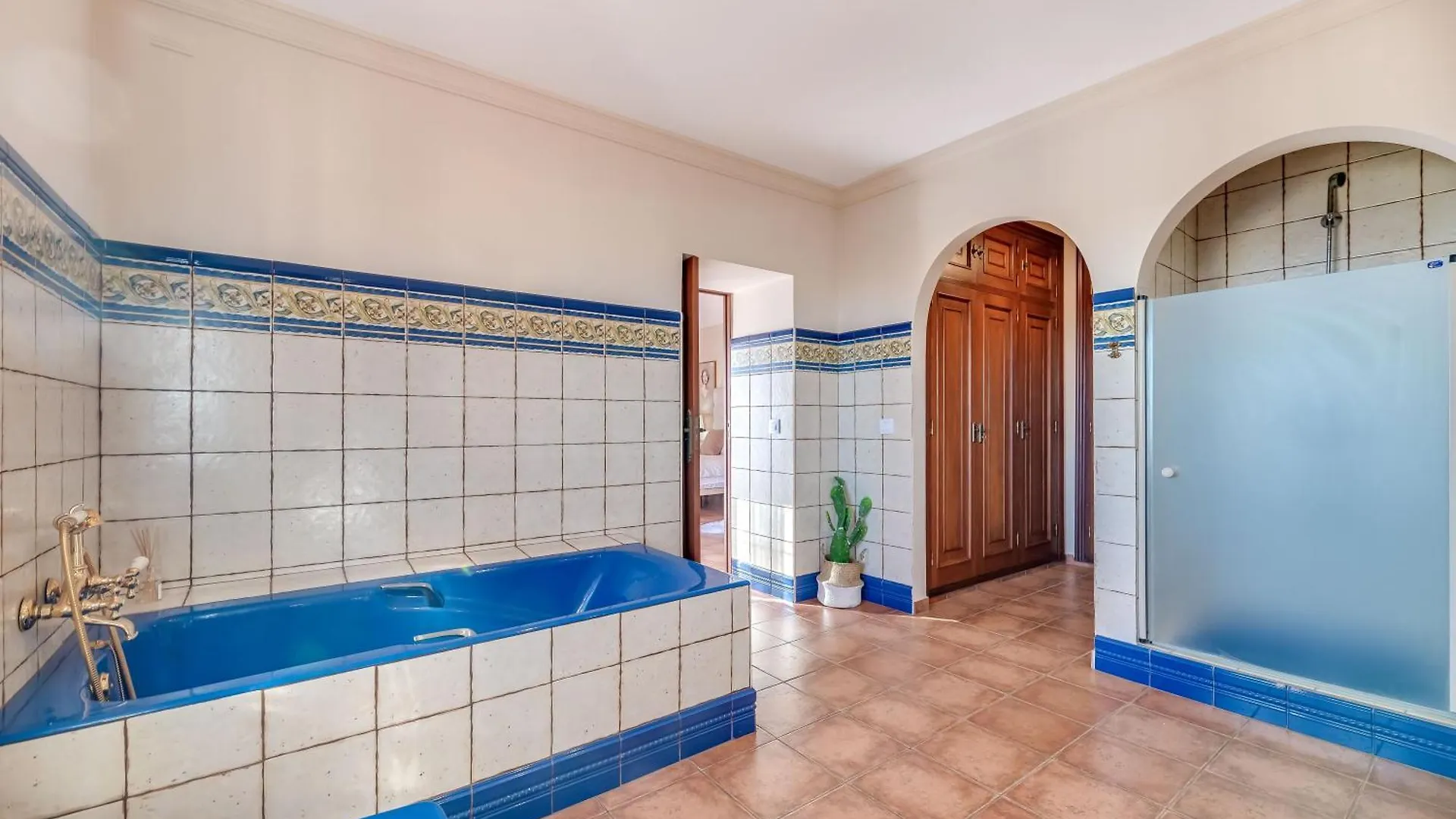 Classic 5 Bdrm Andalucian Villa W Pool & Sea View Marbella