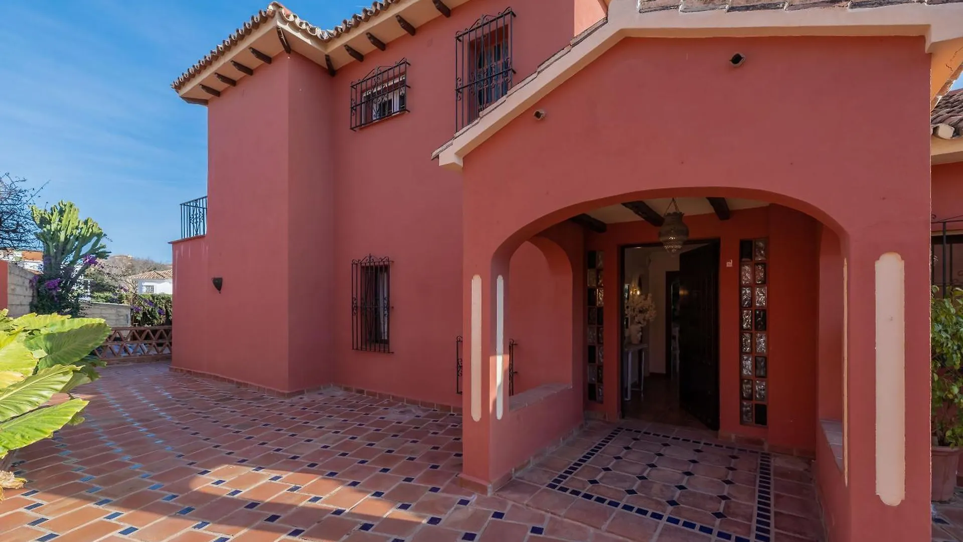 Classic 5 Bdrm Andalucian Villa W Pool & Sea View Marbella Apartment