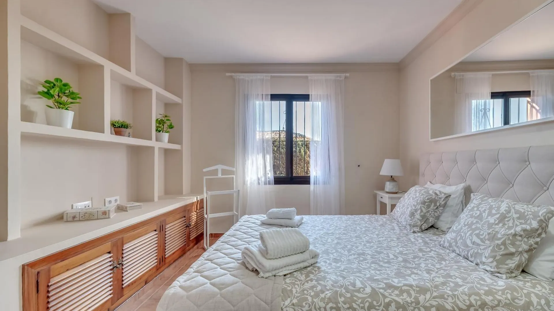 Classic 5 Bdrm Andalucian Villa W Pool & Sea View contacts