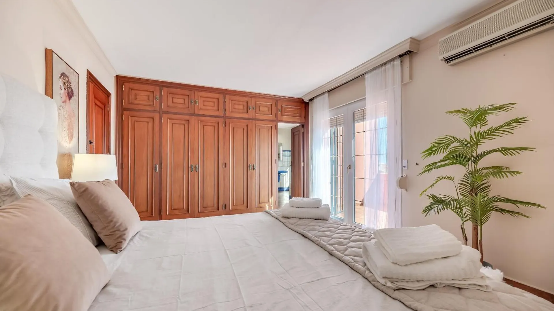 Classic 5 Bdrm Andalucian Villa W Pool & Sea View Marbella Apartment